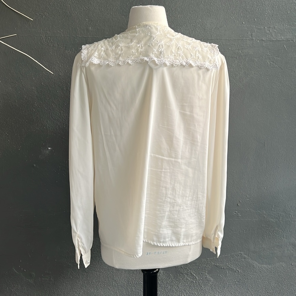 Chic White Lace Trim Blouse - Picture 5 of 10